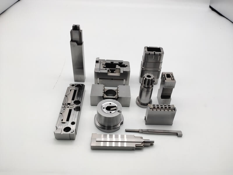 What is the use of guide sleeve and guide pins in mold accessories?