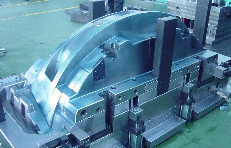 The service life and production technical requirements of automobile mold