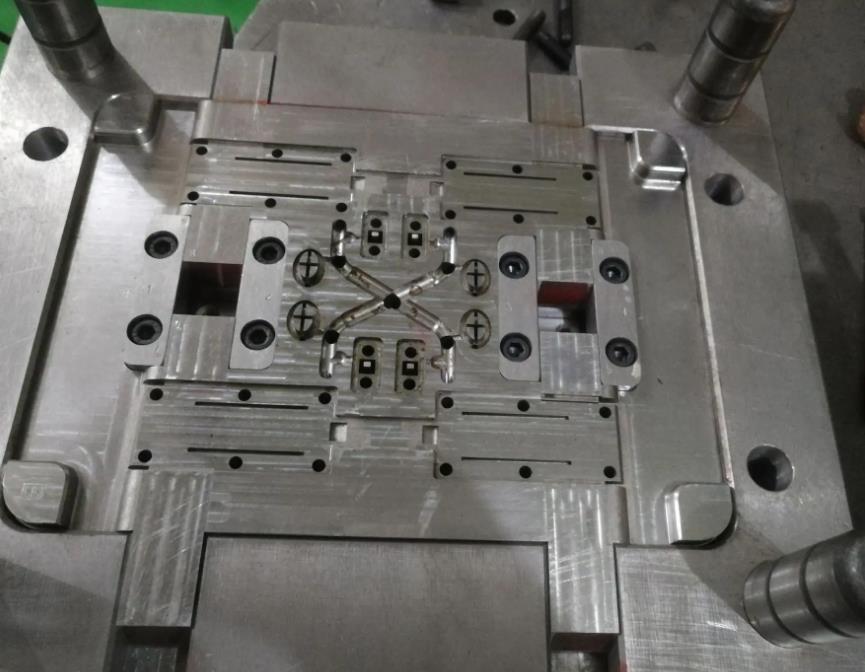 What are the functions of the eight systems of injection molds?