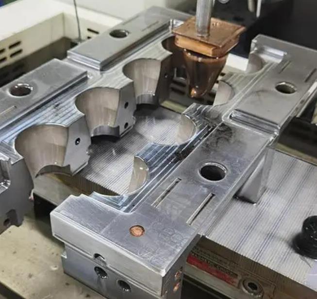 injection mold should use hot runner system