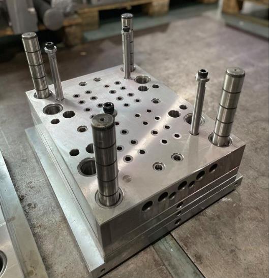 injection mold should use hot runner system