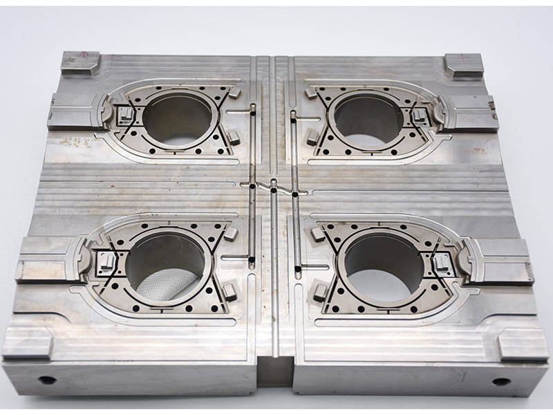 What role does the machine size play in determining the number of cavities in a mold?